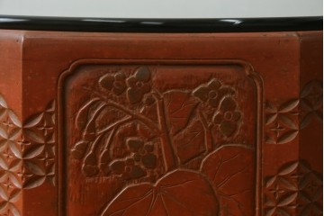 彫刻家　山根八春(やまねやつはる、はっしゅん)　八角　七宝繋と花があしらわれた火鉢テーブル　(R-062505)
