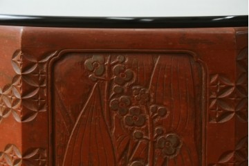彫刻家　山根八春(やまねやつはる、はっしゅん)　八角　七宝繋と花があしらわれた火鉢テーブル　(R-062505)