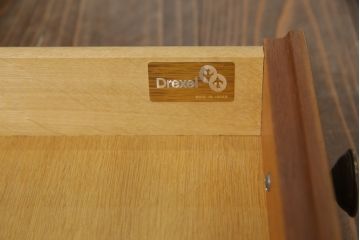 中古　DREXEL HERITAGE(ドレクセルヘリテイジ)　Triune(トライユン)シリーズ　すっきりした佇まいのエンドテーブル(サイドテーブル、ナイトテーブル、飾り台)(定価約21万円)(R-062509)