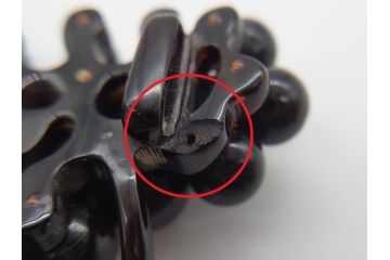アンティーク　葡萄(ぶどう)?　着こなしのアクセントとなる帯留め(べっ甲?、鼈甲、帯締め、着物道具、和装小物、アクセサリー、ケース付き)(R-062513)