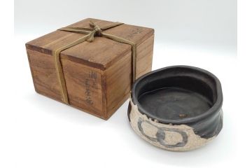 時代物　4.6寸皿　約14cm　シックで落ち着いた色味の瀬戸黒茶碗(共箱付き、抹茶碗、古瀬戸、絵瀬戸、和食器、和皿)(R-062530)