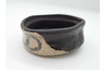 時代物　4.6寸皿　約14cm　シックで落ち着いた色味の瀬戸黒茶碗(共箱付き、抹茶碗、古瀬戸、絵瀬戸、和食器、和皿)(R-062530)