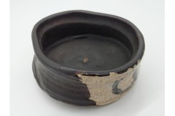 時代物　4.6寸皿　約14cm　シックで落ち着いた色味の瀬戸黒茶碗(共箱付き、抹茶碗、古瀬戸、絵瀬戸、和食器、和皿)(R-062530)