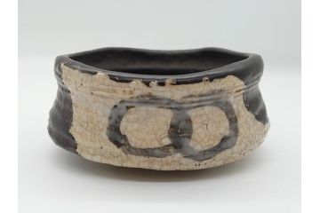 時代物　4.6寸皿　約14cm　シックで落ち着いた色味の瀬戸黒茶碗(共箱付き、抹茶碗、古瀬戸、絵瀬戸、和食器、和皿)(R-062530)