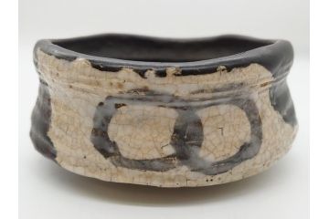 時代物　4.6寸皿　約14cm　シックで落ち着いた色味の瀬戸黒茶碗(共箱付き、抹茶碗、古瀬戸、絵瀬戸、和食器、和皿)(R-062530)