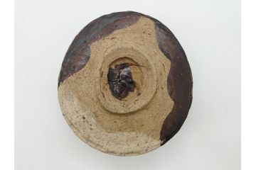 時代物　4.6寸皿　約14cm　シックで落ち着いた色味の瀬戸黒茶碗(共箱付き、抹茶碗、古瀬戸、絵瀬戸、和食器、和皿)(R-062530)