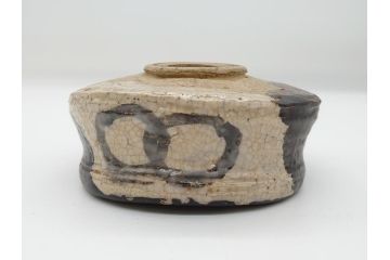 時代物　4.6寸皿　約14cm　シックで落ち着いた色味の瀬戸黒茶碗(共箱付き、抹茶碗、古瀬戸、絵瀬戸、和食器、和皿)(R-062530)