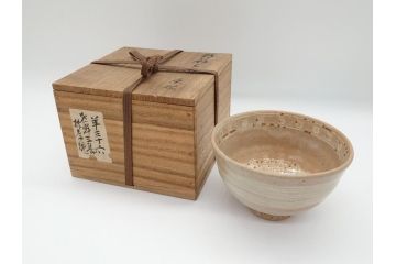 年代物　朝鮮三島　羊三十六　4寸皿　約12cm　素朴な土の風合いが感じられる茶碗(割高台、三島茶碗、柿茶碗、柿の蔕茶碗、四寸、和食器、和皿、共箱付き)(R-062531)