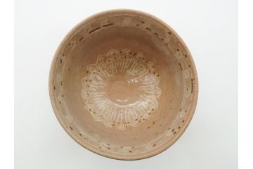 年代物　朝鮮三島　羊三十六　4寸皿　約12cm　素朴な土の風合いが感じられる茶碗(割高台、三島茶碗、柿茶碗、柿の蔕茶碗、四寸、和食器、和皿、共箱付き)(R-062531)