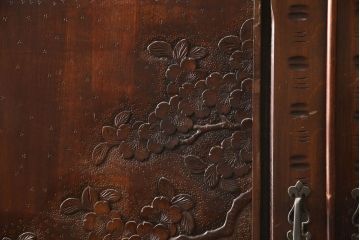 中古　伝統工芸　軽井沢彫り　衣装盆付き　咲き誇る桜の彫りに目が奪われる重ねタンス(和たんす、着物箪笥、収納箪笥、引き出し、衣装箪笥)(R-062533)