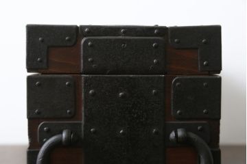 和製アンティーク　明治期　超美品　檜(ヒノキ)材　グッドコンディション!!味わい深い色合いと重厚感のある金具が風格を感じさせる千両箱(銭函、銭箱、船箪笥、舟箪笥、木箱、古箪笥)(R-062536)