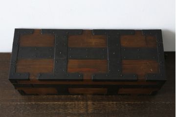 和製アンティーク　明治期　超美品　檜(ヒノキ)材　グッドコンディション!!味わい深い色合いと重厚感のある金具が風格を感じさせる千両箱(銭函、銭箱、船箪笥、舟箪笥、木箱、古箪笥)(R-062536)