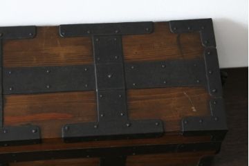 和製アンティーク　明治期　超美品　檜(ヒノキ)材　グッドコンディション!!味わい深い色合いと重厚感のある金具が風格を感じさせる千両箱(銭函、銭箱、船箪笥、舟箪笥、木箱、古箪笥)(R-062536)
