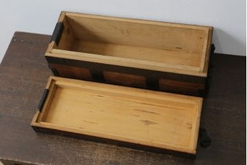 和製アンティーク　明治期　超美品　檜(ヒノキ)材　グッドコンディション!!味わい深い色合いと重厚感のある金具が風格を感じさせる千両箱(銭函、銭箱、船箪笥、舟箪笥、木箱、古箪笥)(R-062536)