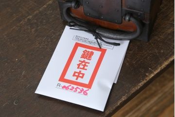 和製アンティーク　明治期　超美品　檜(ヒノキ)材　グッドコンディション!!味わい深い色合いと重厚感のある金具が風格を感じさせる千両箱(銭函、銭箱、船箪笥、舟箪笥、木箱、古箪笥)(R-062536)