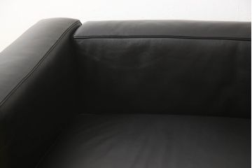 中古　Cassina(カッシーナ)　ル・コルビュジエ(Le Corbusier)　LC3　シンプルモダンなデザインがかっこいい2人掛けソファ(2Pソファ、二人掛け)(定価約153万円)(R-062537)
