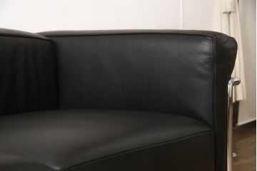 中古　Cassina(カッシーナ)　ル・コルビュジエ(Le Corbusier)　LC3　シンプルモダンなデザインがかっこいい2人掛けソファ(2Pソファ、二人掛け)(定価約153万円)(R-062537)
