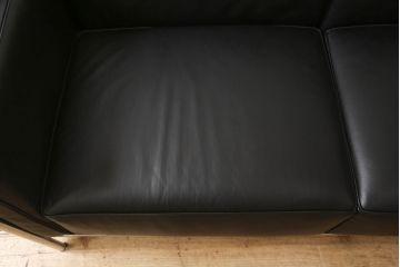 中古　Cassina(カッシーナ)　ル・コルビュジエ(Le Corbusier)　LC3　シンプルモダンなデザインがかっこいい2人掛けソファ(2Pソファ、二人掛け)(定価約153万円)(R-062537)