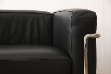 中古　Cassina(カッシーナ)　ル・コルビュジエ(Le Corbusier)　LC3　シンプルモダンなデザインがかっこいい2人掛けソファ(2Pソファ、二人掛け)(定価約153万円)(R-062537)