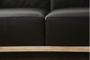 中古　Cassina(カッシーナ)　ル・コルビュジエ(Le Corbusier)　LC3　シンプルモダンなデザインがかっこいい2人掛けソファ(2Pソファ、二人掛け)(定価約153万円)(R-062537)