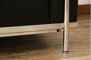 中古　Cassina(カッシーナ)　ル・コルビュジエ(Le Corbusier)　LC3　シンプルモダンなデザインがかっこいい2人掛けソファ(2Pソファ、二人掛け)(定価約153万円)(R-062537)