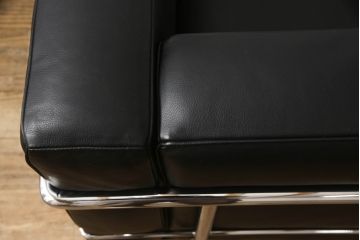 中古　Cassina(カッシーナ)　ル・コルビュジエ(Le Corbusier)　LC3　シンプルモダンなデザインがかっこいい2人掛けソファ(2Pソファ、二人掛け)(定価約153万円)(R-062537)