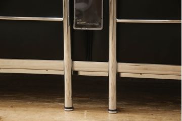 中古　Cassina(カッシーナ)　ル・コルビュジエ(Le Corbusier)　LC3　シンプルモダンなデザインがかっこいい2人掛けソファ(2Pソファ、二人掛け)(定価約153万円)(R-062537)
