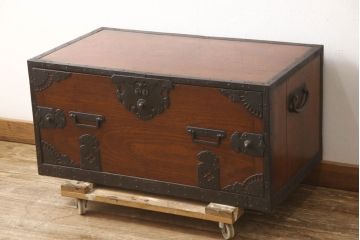 和製アンティーク　明治期　総欅(ケヤキ)材　半櫃(ハンガイ)　酒田製　重厚感ある金具が目を惹く船箪笥(衣装タンス、引き出し、ローチェスト、ローボード、時代箪笥)(R-062538)