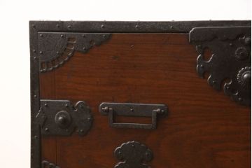 和製アンティーク　明治期　総欅(ケヤキ)材　半櫃(ハンガイ)　酒田製　重厚感ある金具が目を惹く船箪笥(衣装タンス、引き出し、ローチェスト、ローボード、時代箪笥)(R-062538)