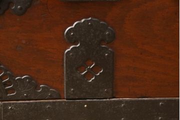 和製アンティーク　明治期　総欅(ケヤキ)材　半櫃(ハンガイ)　酒田製　重厚感ある金具が目を惹く船箪笥(衣装タンス、引き出し、ローチェスト、ローボード、時代箪笥)(R-062538)