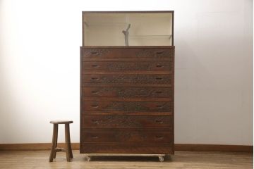 中古　軽井沢彫り　見せる収納を兼ね備えたガラスの飾り棚付きチェスト(衣装箪笥、和タンス、引き出し)(R-062539)
