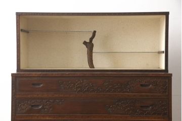 中古　軽井沢彫り　見せる収納を兼ね備えたガラスの飾り棚付きチェスト(衣装箪笥、和タンス、引き出し)(R-062539)