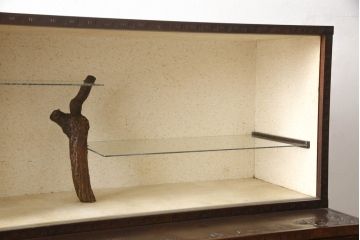 中古　軽井沢彫り　見せる収納を兼ね備えたガラスの飾り棚付きチェスト(衣装箪笥、和タンス、引き出し)(R-062539)