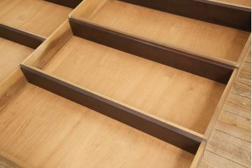 中古　軽井沢彫り　見せる収納を兼ね備えたガラスの飾り棚付きチェスト(衣装箪笥、和タンス、引き出し)(R-062539)