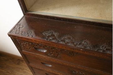 中古　軽井沢彫り　見せる収納を兼ね備えたガラスの飾り棚付きチェスト(衣装箪笥、和タンス、引き出し)(R-062539)