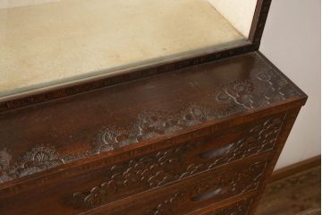 中古　軽井沢彫り　見せる収納を兼ね備えたガラスの飾り棚付きチェスト(衣装箪笥、和タンス、引き出し)(R-062539)