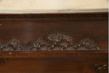 中古　軽井沢彫り　見せる収納を兼ね備えたガラスの飾り棚付きチェスト(衣装箪笥、和タンス、引き出し)(R-062539)