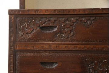 中古　軽井沢彫り　見せる収納を兼ね備えたガラスの飾り棚付きチェスト(衣装箪笥、和タンス、引き出し)(R-062539)