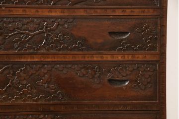 中古　軽井沢彫り　見せる収納を兼ね備えたガラスの飾り棚付きチェスト(衣装箪笥、和タンス、引き出し)(R-062539)