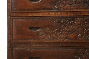 中古　軽井沢彫り　見せる収納を兼ね備えたガラスの飾り棚付きチェスト(衣装箪笥、和タンス、引き出し)(R-062539)