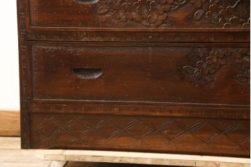 中古　軽井沢彫り　見せる収納を兼ね備えたガラスの飾り棚付きチェスト(衣装箪笥、和タンス、引き出し)(R-062539)