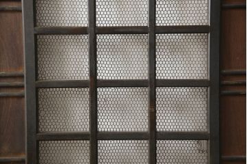 アンティーク建具　彫刻の意匠が珍しい!迫力のある亀の彫りに魅了される引き戸1枚(蔵戸、玄関戸)(R-062542)