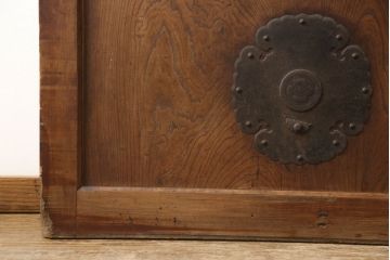 アンティーク建具　新潟越後　総欅(ケヤキ)材　シンプルだが重厚感ある佇まいが魅力の蔵戸1枚(引き戸、玄関戸)(R-062543)