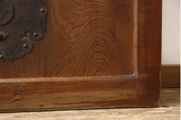 アンティーク建具　新潟越後　総欅(ケヤキ)材　シンプルだが重厚感ある佇まいが魅力の蔵戸1枚(引き戸、玄関戸)(R-062543)