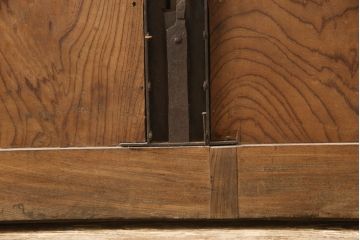 アンティーク建具　新潟越後　総欅(ケヤキ)材　シンプルだが重厚感ある佇まいが魅力の蔵戸1枚(引き戸、玄関戸)(R-062543)