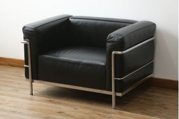 中古　Cassina(カッシーナ)　ル・コルビュジエ(Le Corbusier)　LC3　GRAND MODELE(グラン モデル)　シンプルモダンなデザインがかっこいい1人掛けソファ(1Pソファ、一人掛け)(定価約103万円)(R-062544)