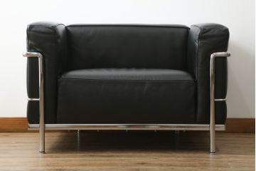 中古　Cassina(カッシーナ)　ル・コルビュジエ(Le Corbusier)　LC3　GRAND MODELE(グラン モデル)　シンプルモダンなデザインがかっこいい1人掛けソファ(1Pソファ、一人掛け)(定価約103万円)(R-062544)