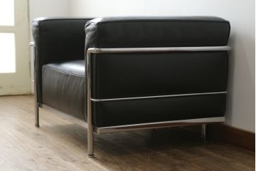 中古　Cassina(カッシーナ)　ル・コルビュジエ(Le Corbusier)　LC3　GRAND MODELE(グラン モデル)　シンプルモダンなデザインがかっこいい1人掛けソファ(1Pソファ、一人掛け)(定価約103万円)(R-062544)