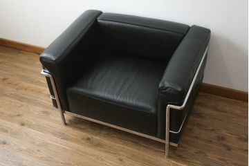 中古　Cassina(カッシーナ)　ル・コルビュジエ(Le Corbusier)　LC3　GRAND MODELE(グラン モデル)　シンプルモダンなデザインがかっこいい1人掛けソファ(1Pソファ、一人掛け)(定価約103万円)(R-062544)
