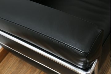 中古　Cassina(カッシーナ)　ル・コルビュジエ(Le Corbusier)　LC3　GRAND MODELE(グラン モデル)　シンプルモダンなデザインがかっこいい1人掛けソファ(1Pソファ、一人掛け)(定価約103万円)(R-062544)